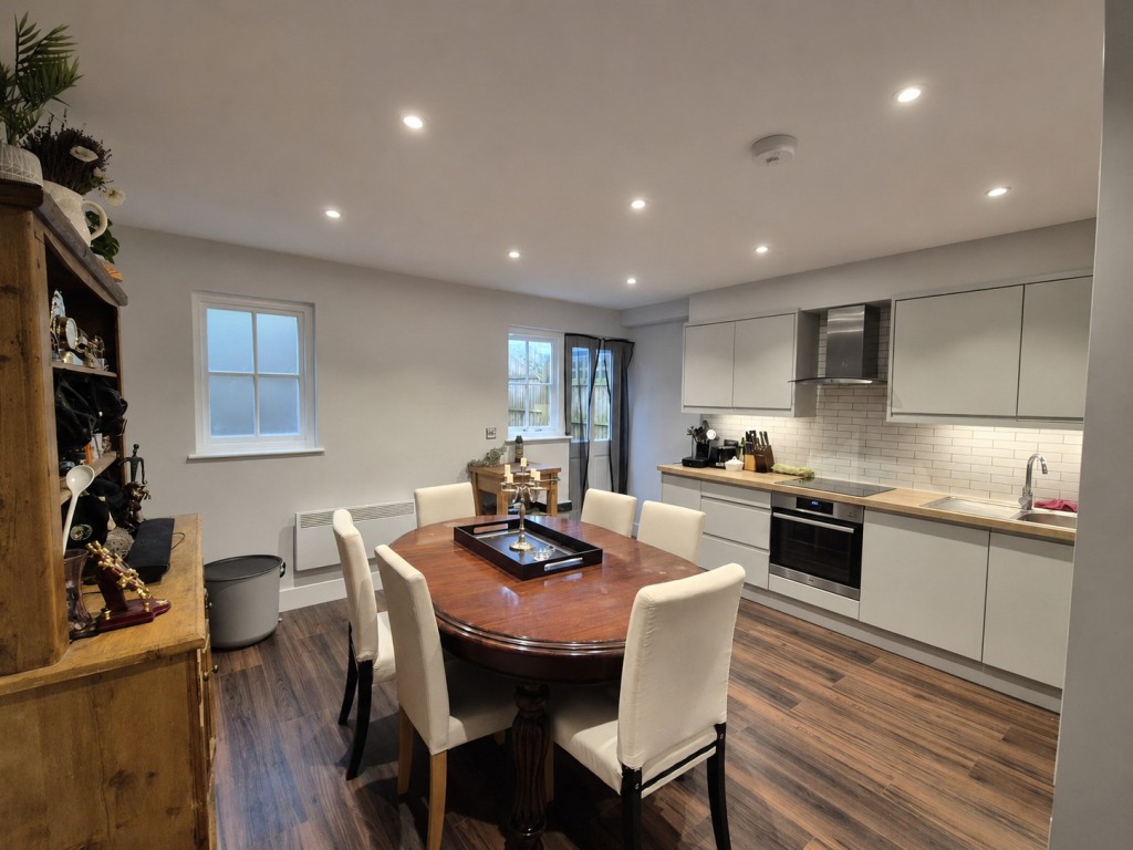 Lot: 119 - WELL PRESENTED COTTAGE FOR INVESTMENT - Kitchen Dining room
